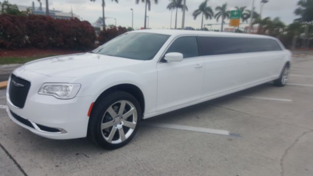 Hollywood White Chrysler 300 Limo 